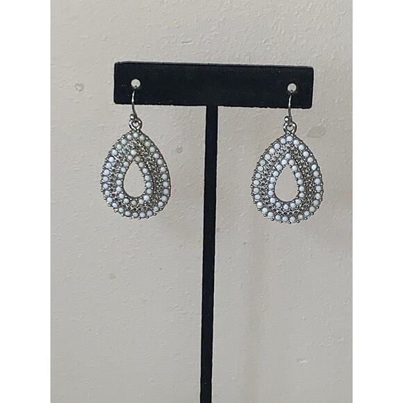 Silver Tone White Beaded Oval Teardrop Dangle Drop Earrings EUC - Picture 5 of 8